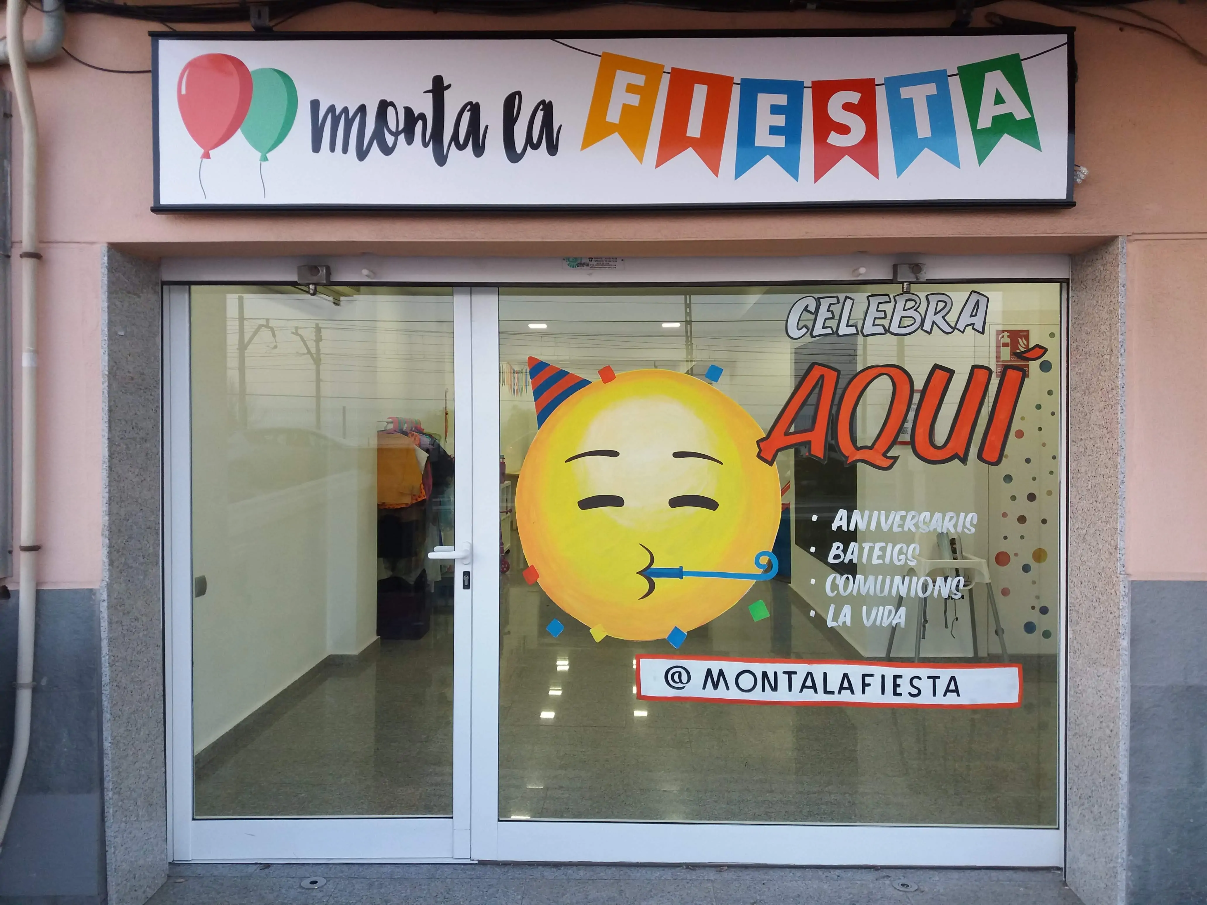 Entrada del local Montalafiesta